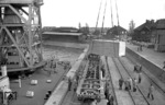 Umladung von Maschinenteilen im Hamburger Hafen. (24.04.1959) <i>Foto: Walter Hollnagel</i>
