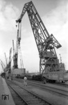 Verladung von Maschinenteilen mittels Schiffskränen im Hamburger Hafen. (24.04.1959) <i>Foto: Walter Hollnagel</i>