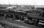 Während 01 1061 dem Hamburger Hauptbahnhof entgegen strebt, rangiert 94 1597 am ehem. Hann. Güterbahnhof. (22.05.1959) <i>Foto: Walter Hollnagel</i>