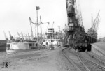 94 1310 (Bw Hamburg-Wilhelmsburg) im Hamburger Freihafen.  (1960) <i>Foto: Walter Hollnagel</i>