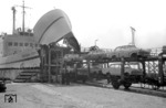 Ausfahrt von neuen Opel Rekord aus dem Fährschiff "Theodor Heuss" in Gedser (Dk). (1961) <i>Foto: Walter Hollnagel</i>