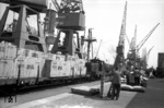 V 60 717 stellt Opel Ersatzteile für die Schiffsverladung am Hamburger Hafenkai bereit. (12.05.1964) <i>Foto: Walter Hollnagel</i>