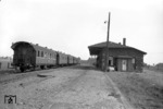 Personenzug Nr. 1369 (planm. Abfahrt 10.27 Uhr), gebildet aus "Donnerbüchsen" und Zuglok V 36 auf der Nebenbahn Husum - Tönning (-St. Peter-Ording) im ehemaligen Kreuzungsbahnhof Büttel. (1958) <i>Foto: Walter Hollnagel</i>