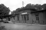 Das alte Holzempfangsgebäude des Bahnhofs Brest-Aspe an der Strecke Bremervörde - Harsefeld - Buchholz. (1954) <i>Foto: Walter Hollnagel</i>