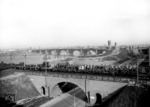 Ein Truppentransport überquert die Weichselbrücke in Warschau. (1943) <i>Foto: Walter Hollnagel</i>