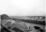 Eine unbekannte 50 zieht einen Truppentransportzug über die Weichselbrücke in Warschau. (1943) <i>Foto: Walter Hollnagel</i>