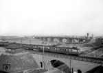 Ein Vorortzug auf der Weichselbrücke in Warschau. (1943) <i>Foto: Walter Hollnagel</i>