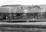 Lokparade mit den größten deutschen Dampfloks (BR 45) im Bw Würzburg.Vor dem Schuppen stehen 45 010, 021 und 005, im Schuppen befinden sich u.a. 45 020 und 024, rechts 44 276. (1943) <i>Foto: Slg. Eisenbahnstiftung</i>