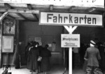 Provisorische Farkartenausgabe im Postdamer Bahnhof von Berlin. (03.1945) <i>Foto: Walter Hollnagel</i>