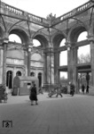 Blick in die kriegszerstörte Empfangshalle des Lehrter Bahnhofs in Berlin. (03.1945) <i>Foto: Walter Hollnagel</i>
