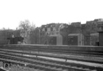 Ein aufgebockter Güterwagen dient als Behelfswärterstellwerk "Cho" in Berlin-Charlottenburg. (03.1945) <i>Foto: Walter Hollnagel</i>