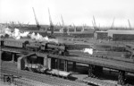38 1610 läuft mit einem Personenzug auf der Hamburger Pfeilerbahn dem Hauptbahnhof entgegen. (22.05.1959) <i>Foto: Walter Hollnagel</i>
