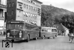 Ein Büssing als DB-Bus am Heidelberger Hauptbahnhof. Das DB-Logo am Fahrzeug erinnert stark an die heutige Ausführung. (13.09.1951) <i>Foto: Walter Hollnagel</i>