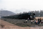 01 1512-1 passiert mit P 4005 eine Gleisbaustelle auf der Saalebahn bei Orlamünde. (17.04.1980) <i>Foto: Joachim Bügel</i>