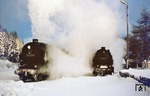 Die Dampfentwicklung in der klirrenden Kälte verhinderte den ungetrübten Blick auf den Schneepflug, den 95 0028 im Bahnhof Ernstthal hinter sich her zog. (05.01.1978) <i>Foto: Wolfgang Bügel</i>