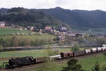 95 0010-9 vor der Kulisse von Unterloqitz mit Dg 55475 auf dem Weg nach Probstzella. (14.05.1978) <i>Foto: Joachim Bügel</i>