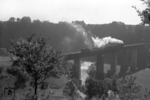 Eine unbekannte P 8 (BR 38.10) überquert die Tullauerbrücke bei Schwäbisch Hall. (27.05.1966) <i>Foto: Slg. Eisenbahnstiftung</i>