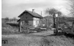Idyllischer Schrankenposten bei Schwäbisch Hall-Hessental. (1955) <i>Foto: Slg. Eisenbahnstiftung</i>