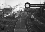 Während die Elektrifizierungsarbeiten bereits im vollen Gange sind, verlässt 03 276 den Aachener Hauptbahnhof. Die Aufnahme des elektrischen Betriebs zwischen Köln und Aachen erfolgte am 24.09.1966. (04.03.1966) <i>Foto: Slg. Eisenbahnstiftung</i>