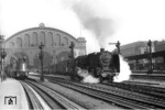 01 016 (Bw Berlin Ahb) und 01 1053 (Bw Leipzig-West) warten in Berlin-Anhalter Bahnhof auf Ausfahrt. (1940) <i>Foto: Slg. Eisenbahnstiftung</i>