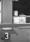 Erwartungsfroh wartet diese junge Dame auf die Abfahrt ihres Zuges in Berlin-Anhalter Bahnhof. (1939) <i>Foto: Slg. Eisenbahnstiftung</i>
