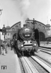 01 105 wartet in Berlin-Anhalter Bahnhof auf Ausfahrt. (1939) <i>Foto: Slg. Eisenbahnstiftung</i>
