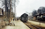 Von den zahlreichen Fahrgästen bereits erwartet, trifft 01 0534 mit P 6017 nach Gera in Hermsdorf-Klosterlausnitz ein. (14.03.1978) <i>Foto: Slg. Wolfgang Bügel</i>