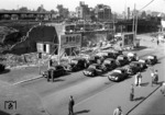 Trümmergelände und Taxistand am Essener Hauptbahnhof. (1951) <i>Foto: Willi Marotz</i>
