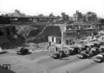 Taxistand am kriegszerstörten Empfangsgebäude des Essener Hauptbahnhofs. Links oben schiebt sich eine pr. P 8 (Baureihe 38.10) ins Bild. (1951) <i>Foto: Willi Marotz</i>
