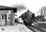 50 061 durchfährt den Bahnhof Klecken an der Strecke Hamburg - Bremen. (07.02.1954) <i>Foto: Walter Hollnagel</i>