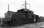 Für den Einsatz auf den Münchener Bahnhöfen, die nur teilweise mit Oberleitung überspannt waren, wurde diese kombinierte Akku-/E-Lok bei Maffei/SSW entwickelt. (05.1930) <i>Foto: Slg. Eisenbahnstiftung</i>