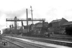 50 2862 vom Bw Gremberg wendet im Bw Oberlahnstein. Unklar ist die Bedeutung der Schlußlaterne an der Rauchkammertür. (1954) <i>Foto: Slg. Eisenbahnstiftung</i>