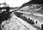 DR-Culemeyer-Equipement beim Überlandtransport eines für den Kriegseinsatz im Schwarzen Meer bestimmten Schiffs auf der Reichsautobahn von Dresden nach Ingolstadt im Bereich des Altmühltals. (1942) <i>Foto: Slg. Eisenbahnstiftung</i>