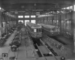 Einer der beiden 1951 gebauten Maschinenwagen VT 07 501/502 mit einem VT 95 in der Werkstatthalle des Bw Dortmund Hbf. Im mHintergrund links ist V 36 310 auszumachen. (13.01.1953) <i>Foto: Willi Marotz</i>