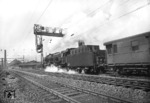 Nachschuss auf 01 141, die soeben den Dortmunder Hauptbahnhof verlassen hat. (1956) <i>Foto: Willi Marotz</i>