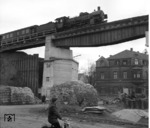 38 3562 überquert eine Brückenbaustelle in Wattenscheid/Westenfelder Str. während der Höherlegung des durch Bergsenkungen abgesenkten Bahnhofs. (03.1956) <i>Foto: Marotz/Slg. Eisenbahnstiftung</i>