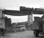 Eine unbekannte 78 überquert mit ihrem Personenzug eine Brückenbaustelle in Wattenscheid/Westenfelder Straße während der Höherlegung des durch Bergschäden abgesenkten Bahnhofs. (03.1956) <i>Foto: Marotz (Slg. Eisenbahnstiftung</i>
