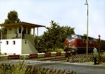 Eine unbekannte V 200 passiert den Schrankenposten 9 bei Dinslaken-Barmingholten an der Strecke Oberhausen-Emmerich. (1960) <i>Foto: Slg. Eisenbahnstiftung</i>