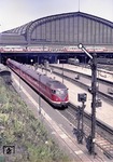 Ein VT 08 mit aufgestecktem TEE-Schild verstärkt eine VT 11 Garnitur als TEE 78 "Helvetia" (Hamburg - Zürich). Aufnahme in Hamburg Hbf. (02.05.1958) <i>Foto: Walter Hollnagel</i>