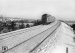 Ein VT 12.5 auf der Rampe zur Rendsburger Hochbrücke. (13.01.1959) <i>Foto: Walter Hollnagel</i>