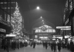 Weihnachtsstimmung in der Bahnhofshalle von Hamburg Hbf. (23.12.1959) <i>Foto: Walter Hollnagel</i>