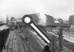 01 1001 (rechts) muss in Hamburg Hbf die Ausfahrt des F 4 mit V 200 047 abwarten. (21.01.1960) <i>Foto: Walter Hollnagel</i>