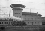 64 042 rangiert vor der Kulisse des neuen Drucktastenstellwerks in Passau Hbf. (04.05.1962) <i>Foto: Walter Hollnagel</i>