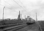Ein VT 08 Ersatzzug für den ausgefallenen VT 11 als TEE 155 "Parsifal" vor der Kulisse der Zeche Dahlbusch bei Gelsenkirchen. (23.05.1962) <i>Foto: Walter Hollnagel</i>