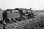 58 1299 (Linke-Hofmann-Werke, Breslau, Baujahr 1919) mit einem Güterzug in Dresden-Neustadt. Die Lok wurde am 26.09.1973 als 58 1299-5 beim Bw Reichenbach ausgemustert. (24.06.1966) <i>Foto: Will A. Reed</i>