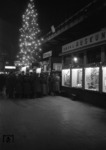 Im ersten Kriegswinter herrschte noch weihnachtliche Stimmung im Bahnhof Hamburg-Altona.(vgl.auch Bild Nr. 1781, das 20 Jahre später in Hamburg Hbf entstand). (12.1939) <i>Foto: Walter Hollnagel</i>