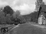 051 046-1 (50 1046) durcheilt mit ihrem Nahgüterzug den Bahnhof Laufenmühle an der Strecke Rudersberg - Welzheim (Württemberg). (29.05.1969) <i>Foto: Wolfgang Bügel</i>
