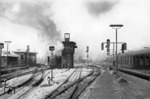 Im Vorfeld des Altonaer Bahnhofs rückt 01 208 vom Bw Wittenberge ins Bw ein, rechts entschwindet ein VT 12.5. (14.02.1961) <i>Foto: Walter Hollnagel</i>