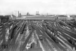 Blick vom Dach des Zentralstellwerks auf den Münchener Hauptbahnhof. (01.06.1962) <i>Foto: Walter Hollnagel</i>