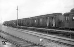 Wagenreinigung im Bww Oldenburg. (11.09.1953) <i>Foto: Quebe</i>